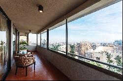 Four-bedroom apartment plus services with unobstructed view.