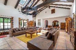 Spacious country estate in finca style with guest house