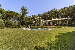 Villa with a long garden, swimming pool and total privacy