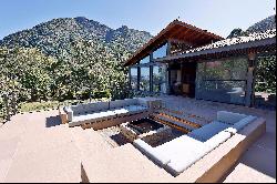 Contemporary-style house with a view of the mountains