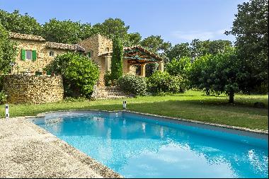 Exceptional Provencal house with a pool in Mondragon