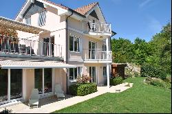 Family and bright detached villa with beautiful view