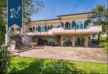 Charming villa for sale among Tuscan hills