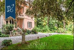 Luxury estate with a big private garden for sale in one of Lombardy's most exclusive green