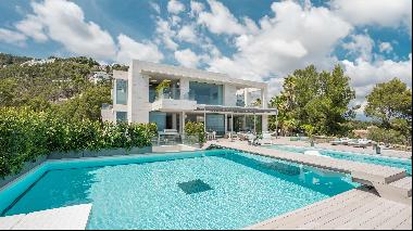 Chameleon 2.0 is an exquisite villa in the sought-after Son Vida area with panoramic sea v