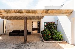 Modern Menorca Villa: Luxury &