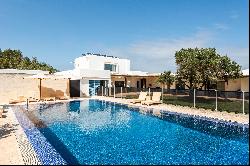 Modern Menorca Villa: Luxury &