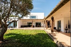 Modern Menorca Villa: Luxury &