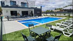 Luxury 6 bedroom villa with pool, for sale in Almancil, Algarve