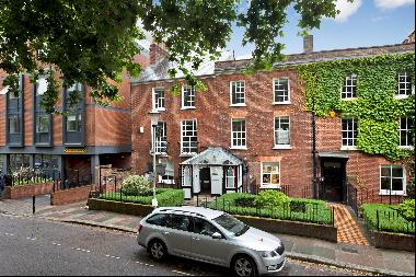 A beautifully presented three bedroom apartment in a desirable central Exeter location wit