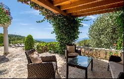 Heights of residentiel Le Cannet, Provencal-style house with sea view.