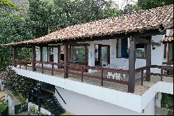 House in a gated community surrounded by a wooded area in São Conrado