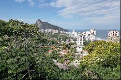 House in a gated community surrounded by a wooded area in Sao Conrado