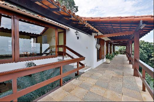 House in a gated community surrounded by a wooded area in São Conrado