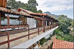 House in a gated community surrounded by a wooded area in Sao Conrado