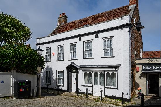 A wonderful opportunity to own one of the most beautiful and well-positioned houses in Lym