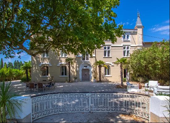 Superb renovated property with swimming pool and outbuildings near L'isle sur la Sorgue