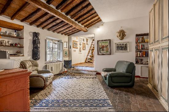 Beautiful apartment with shared terrace for sale in the historic centre of Lucca