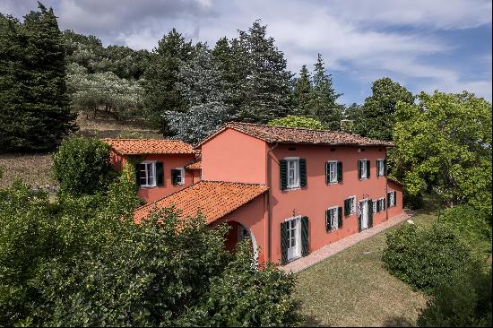 Beautiful property not far from Lucca, with a swimming pool and beautiful views