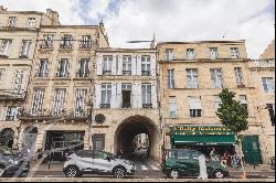 Building on Quai des Chartrons consisting of two apartments with terraces.