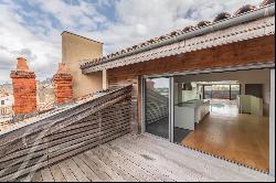 Building on Quai des Chartrons consisting of two apartments with terraces.