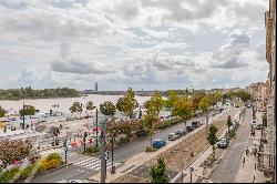 Building on Quai des Chartrons consisting of two apartments with terraces.