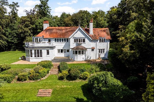 Once the home of the singer Dusty Springfield, this superb period property is situated on 
