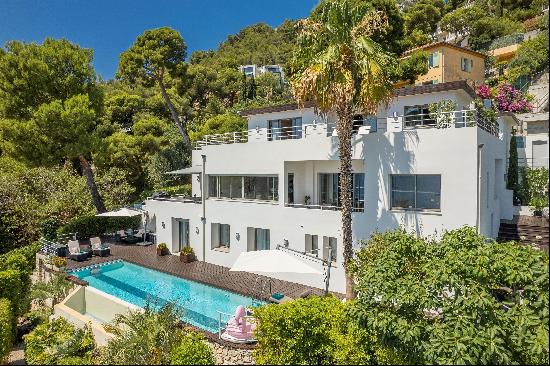 Modern villa with magnificent sea views in Èze