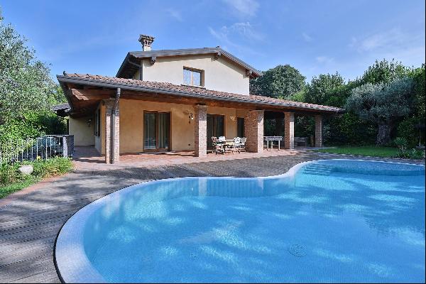 Elegant single villa with pool