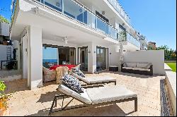 Breathtaking Mediterranean flat situated in the first line to the sea in Port d'