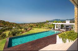 Very modern mansion, built on one level, in Marbella Club Golf