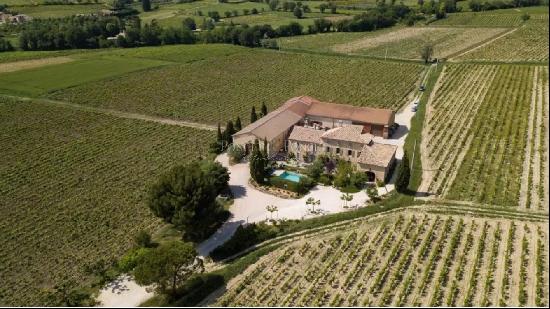 WINE PROPERTY with Bastide 17th century, 37 ha in Côtes-du-Rhône village