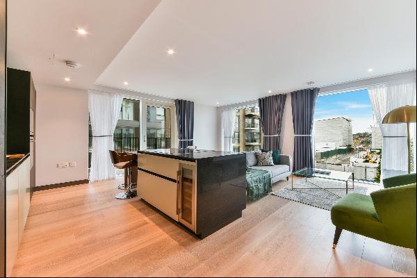 A gorgeous two double bedroom, two bathroom apartment in the prestigious Chelsea Creek dev