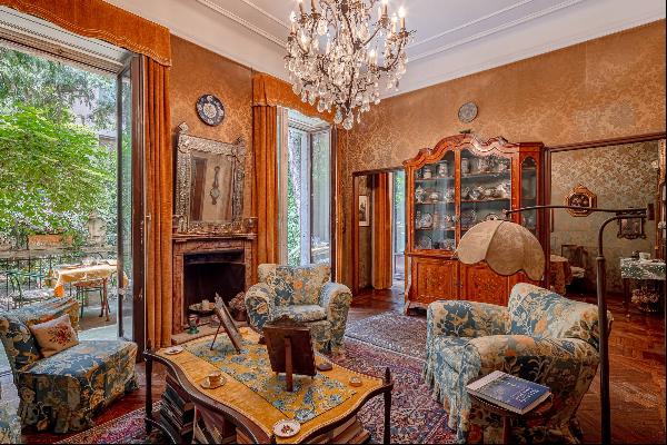 Elegant historic mansion with garden in the center of Milan