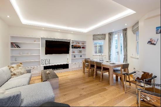 A fantastic 2 bedroom flat on a garden square in Chelsea, SW10.