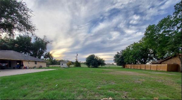 1606 Sunset CIR, Cameron TX 76520