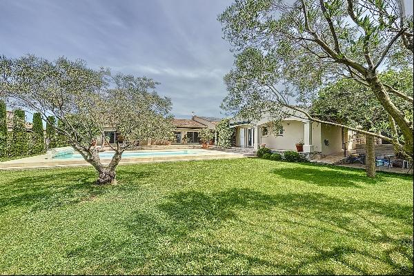 Nice modern house with a pool in St Siffret