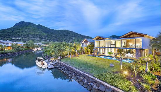 prestigious villa between the ocean and the mountains