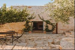 Casa la Ginestra, immersed in a farm and surrounded by olive trees