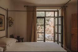 Casa la Ginestra, immersed in a farm and surrounded by olive trees