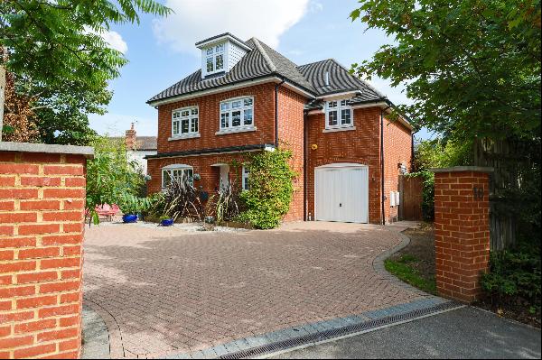 Stylishly designed, modern and versatile house in a quiet road in Weybridge.