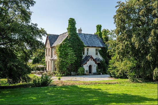 An impressive country house offering gorgeous mature gardens, several useful outbuildings 