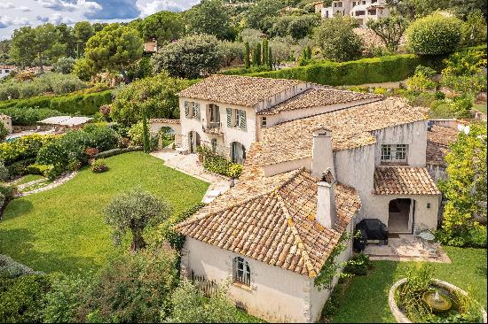 Magnificently renovated Provencal villa with a spectacular sea view in a private domain in
