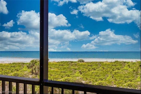 Outstanding corner unit offers spectacular Gulf views