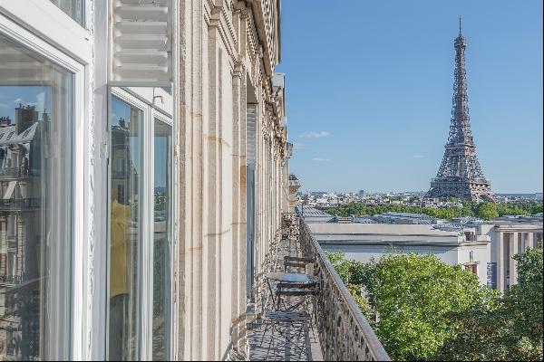 Elegant bright family apartment with balcony in Paris 16th.