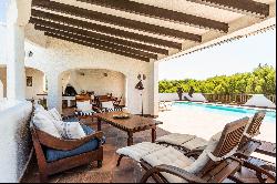 Villa with a pool and expansive garden on the Coast of Cala Morell