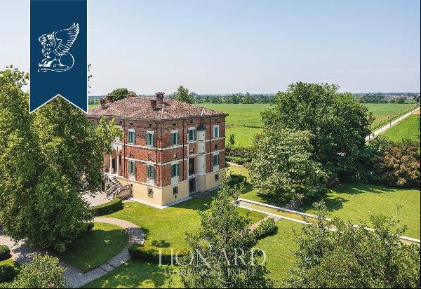 Elegant historical estate with a private church in an idillic natural context on the outsk