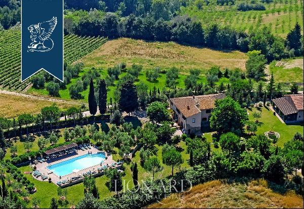 Finely-renovated country house a few kilometres from Pisa, Volterra and San Gimignano