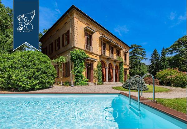 Historical estate with a big planted park in a high-end historical context halfway between