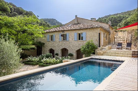 Magnificent mas with swimming pool and outbuildings in Le Beaucet.